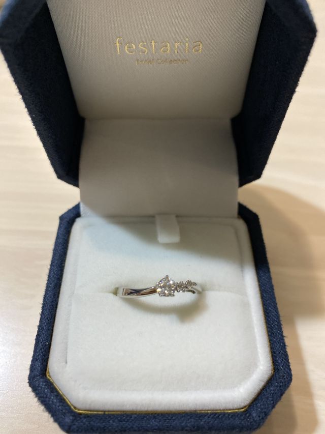 婚約指輪。結婚指輪との重ね付けに合うものを選んだ。