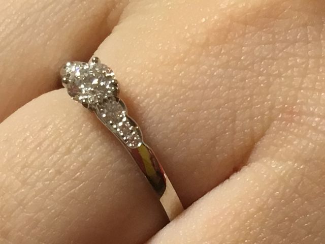 エンゲージリングはダイヤがメインでついており、俄カットです。