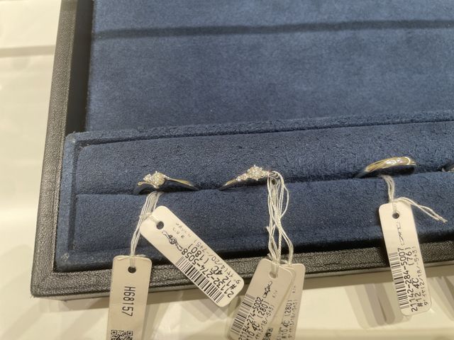 真ん中のリングをエンゲージリングに決めました