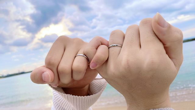 朝の海で、入籍フォトを撮りました