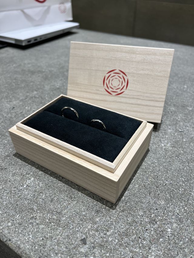 木箱のケースに入った結婚指輪。
シンプルでとてもオシャレ。