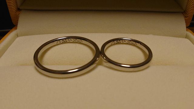 ふたりにとって思い出の絵柄とふたりのイニシャルを刻印しました