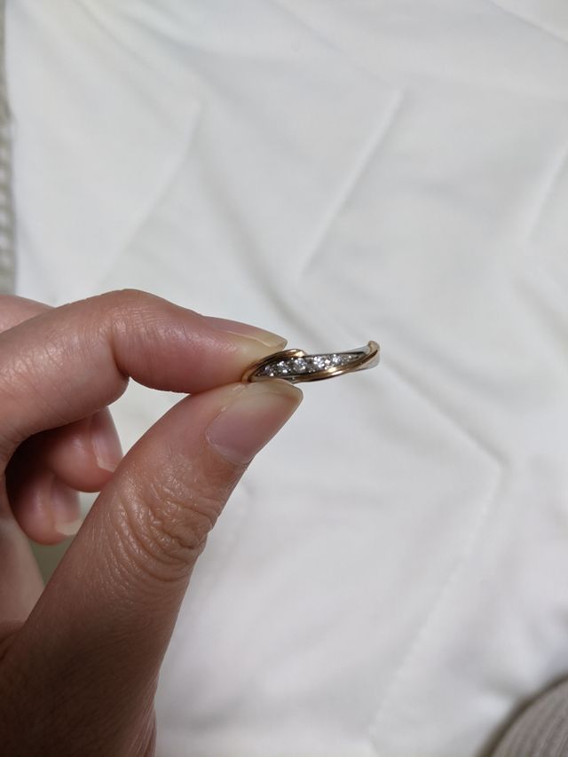 シンプルだけど個性出したくてウェーブがきれいな指輪にしました