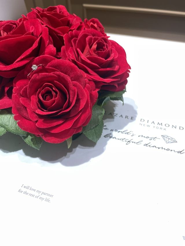 一粒ダイヤがひきたってます。
輝きがいいです。