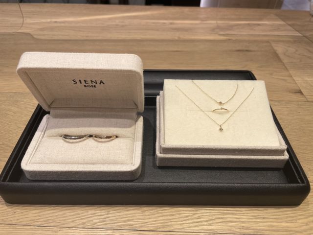 デザインは同じにして色味はそれぞれの手に合うものを選びました