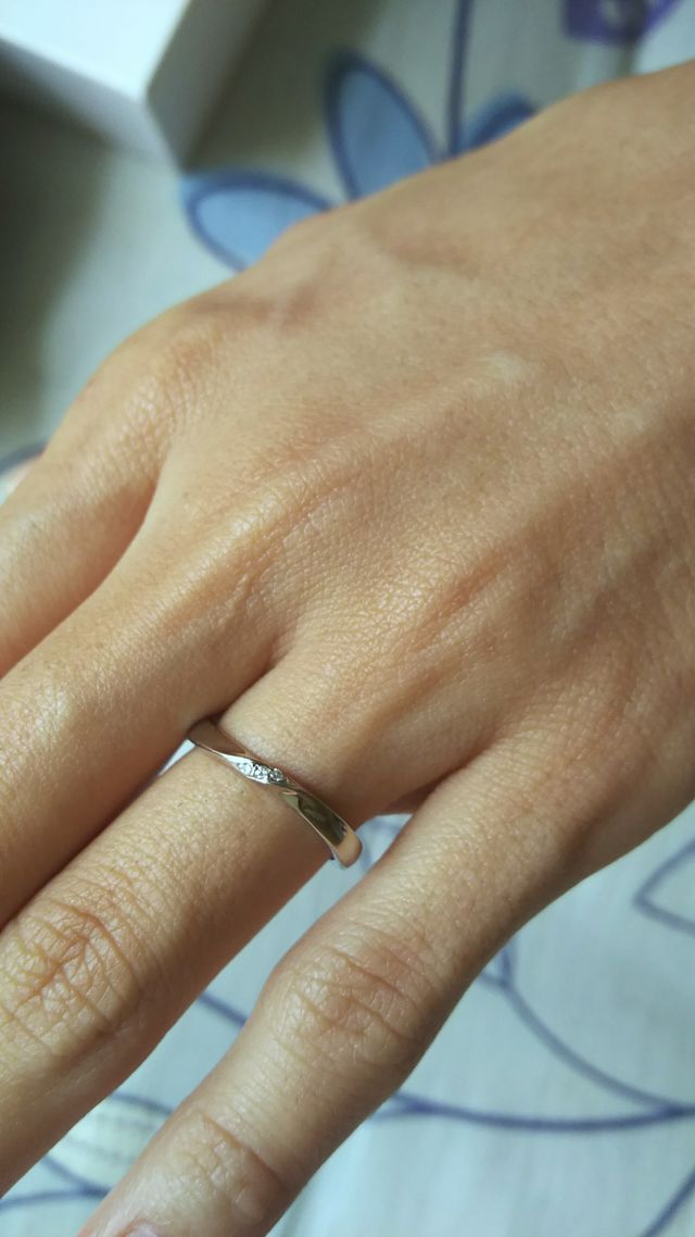 女性用にはダイヤがついていて、内側には私と夫のイニシャル。