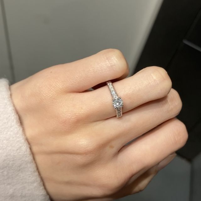 中心のダイヤモンドは0.4ctです