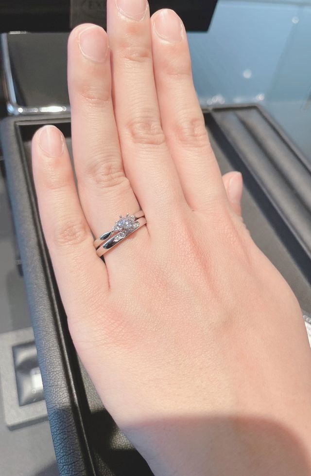 ル ブラゾン。婚約指輪はダイヤをはめてないため、ズレてます。