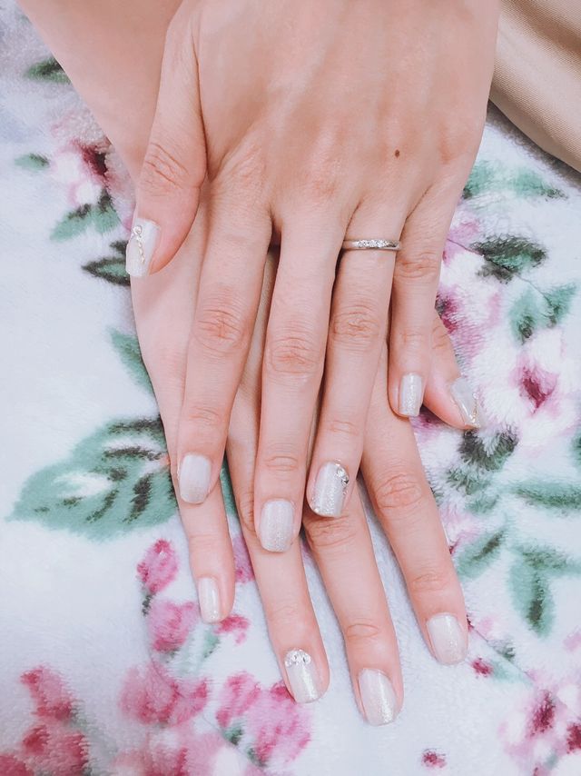 結婚式の為に友人がネイルをしてくれた際に撮った写真です。