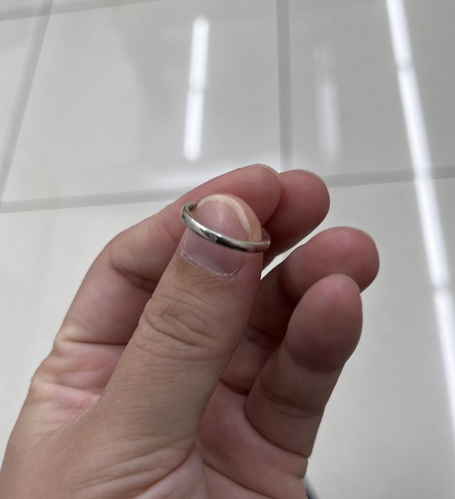 写りづらいですが、星が浮かぶダイヤモンドが施されています。