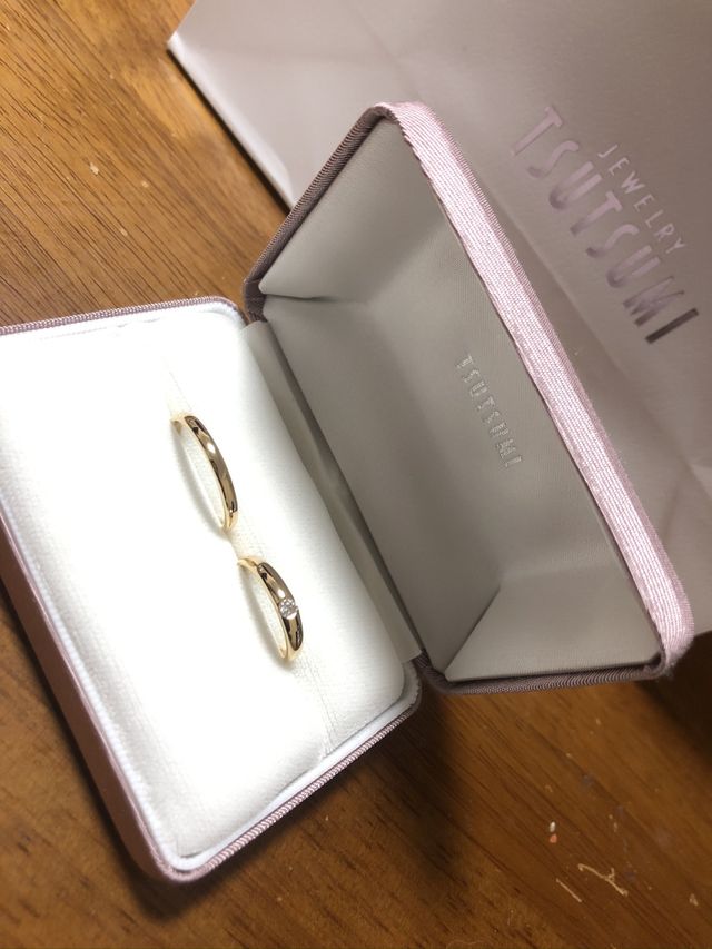 ゴールドで太めのリング。シンプルだからダイヤがより目立つ