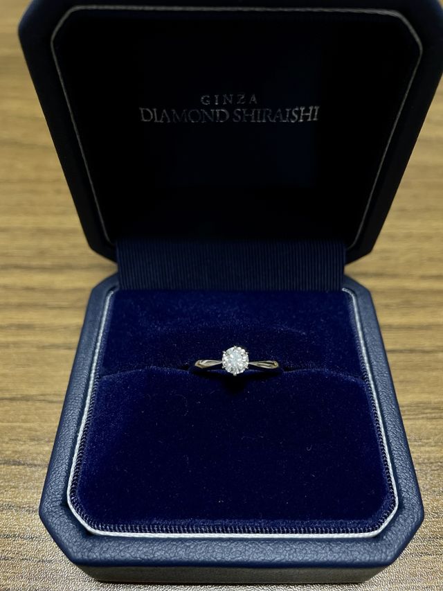 ホリミナス。6つの爪でダイヤモンドを留めている婚約指輪です。