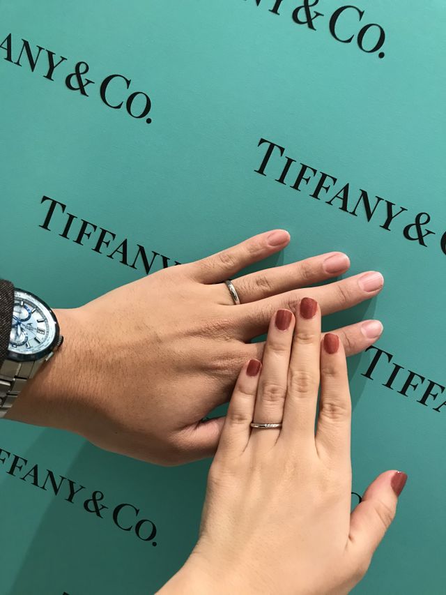 購入後、ティファニーの壁紙の前での手元写真