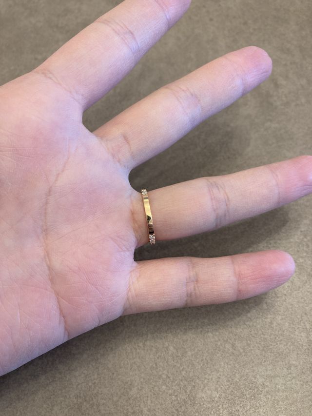 ダイヤが半周以上ついてるので、横から見たときも充分きれいです