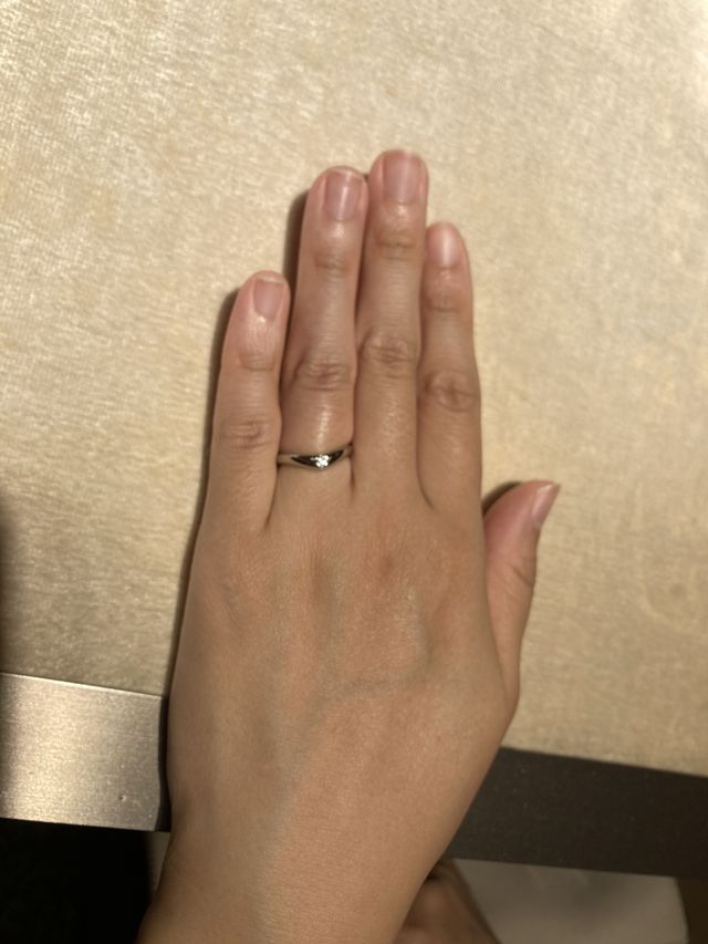 指が長く見えるＶ字タイプにしました。