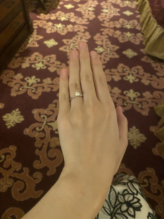 ホテルでプロポーズした際に着けてもらった時の画像