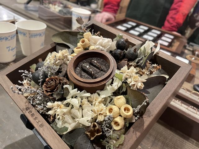 メンズ…プラチナ
レディース…ピンクゴールド