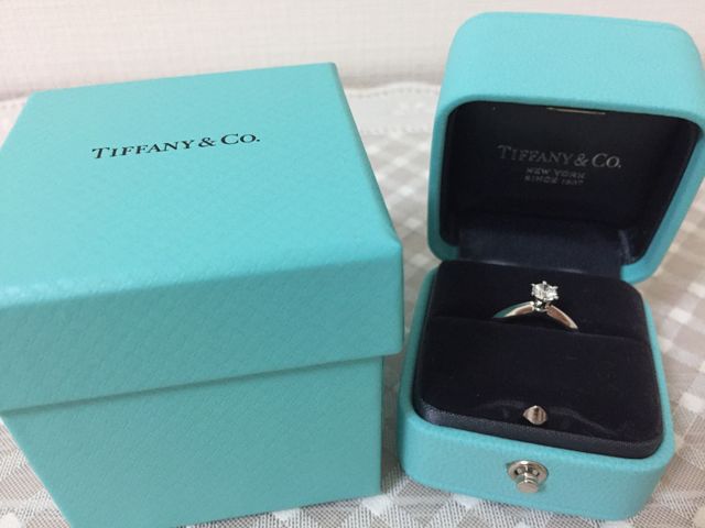 婚約指輪を貰った日に、自宅で撮影しました。