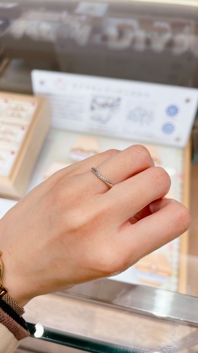 気になる指輪を試着できます。