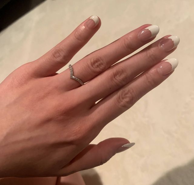 指がスッキリ見えるVデザイン