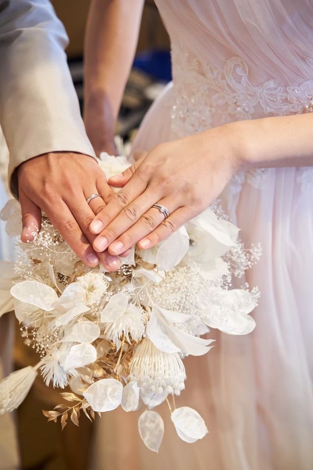 右側が婚約指輪です。デザインがお気に入りです。