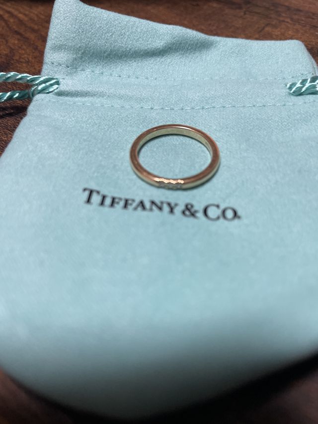 女性用はダイヤが３つ