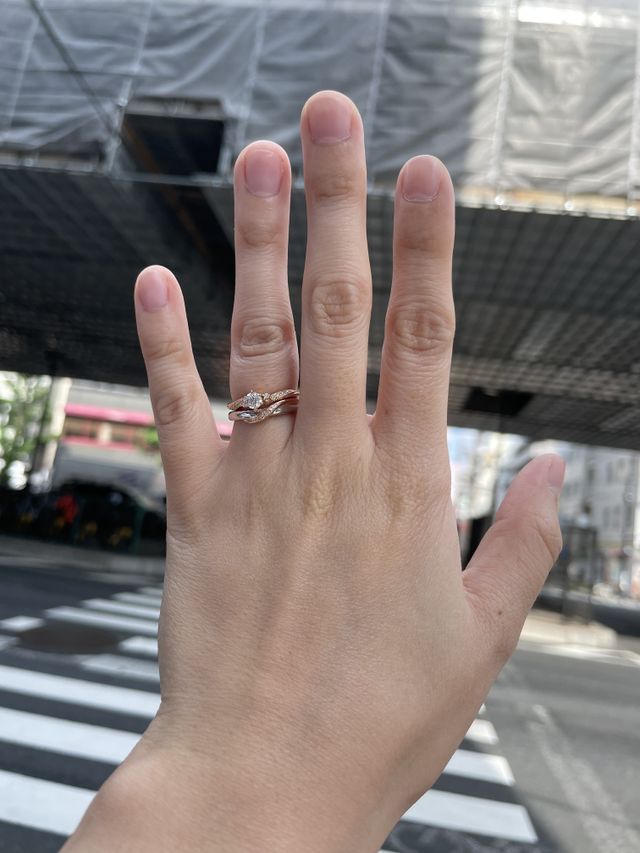 婚約指輪と一緒にはめた時にしっくりくるものを探しました！