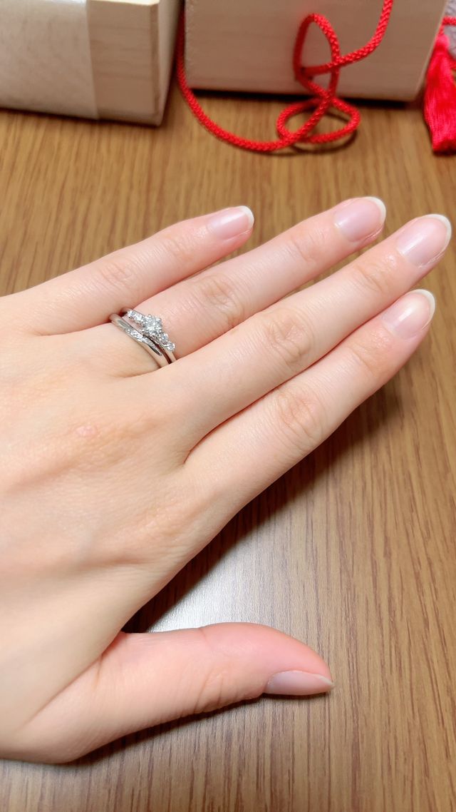 ダイヤの周りにもダイヤが付いており、とても華やかです。