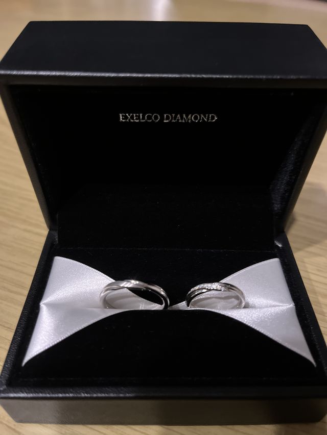 くねっと曲がっていてダイヤモンドが見えオシャレなデザインです