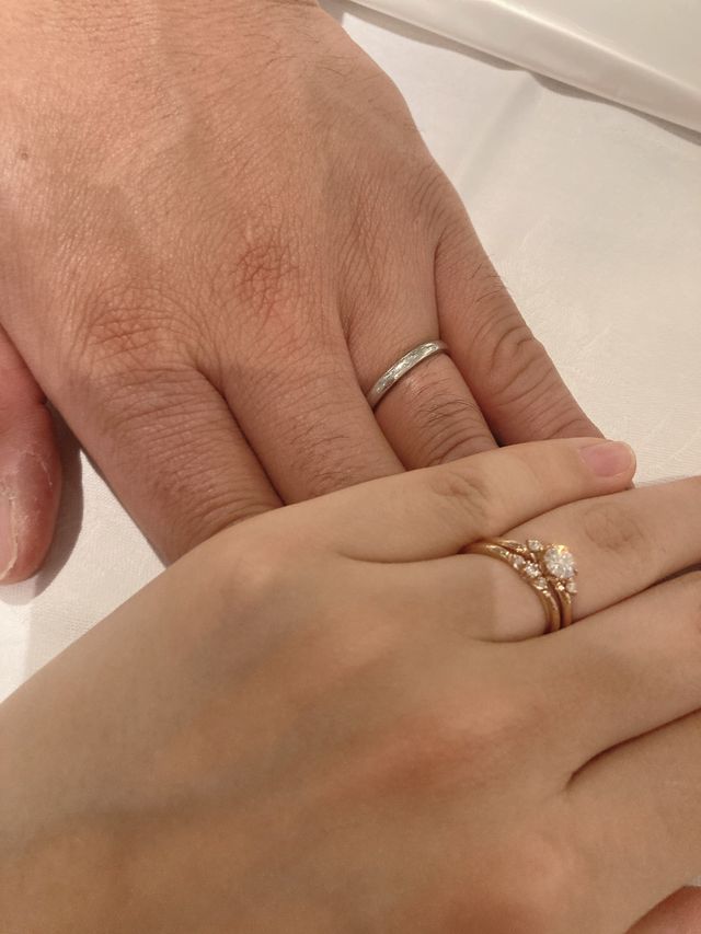 婚約指輪に合わせて結婚指輪をデザインしてもらいました。
