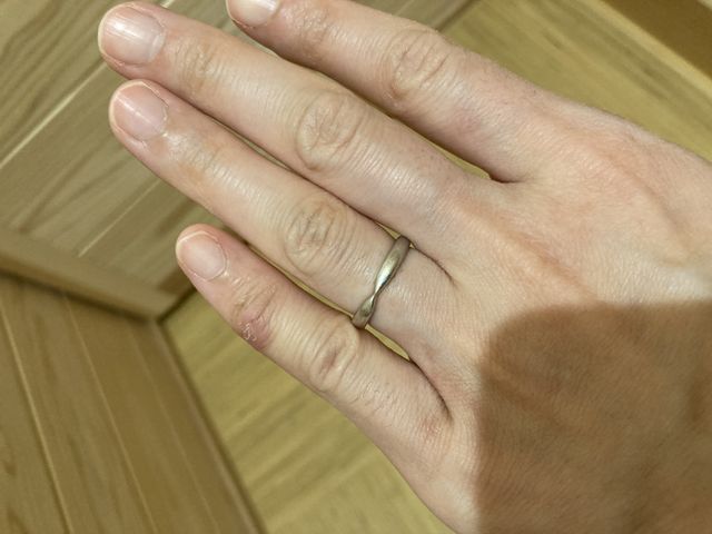 ティファニーのシンプルなプラチナの指輪です。