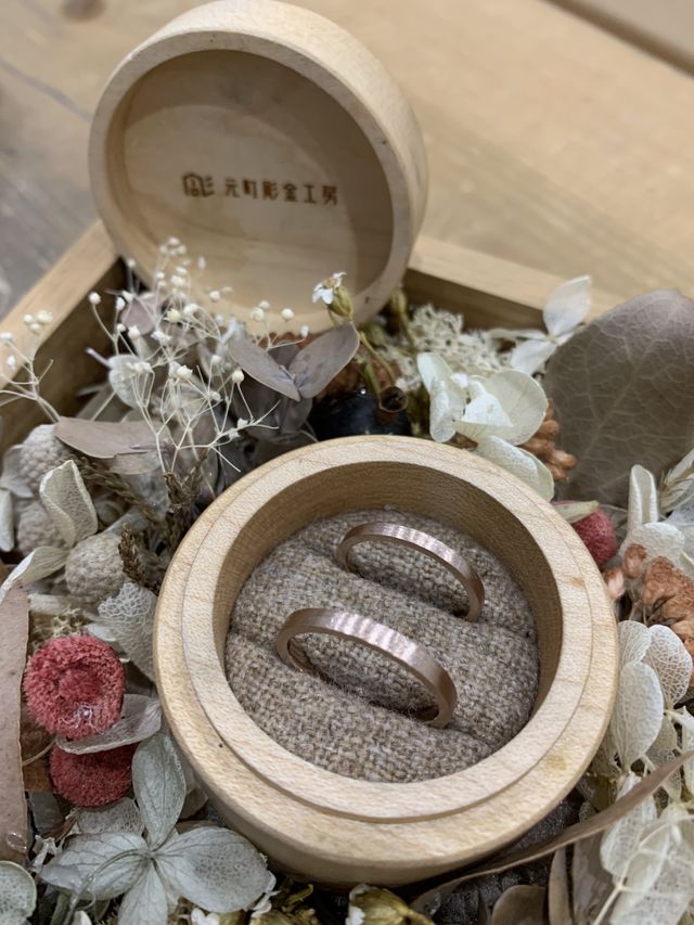 結婚指輪です。自分たちの手作りとは思えない出来栄えでした！