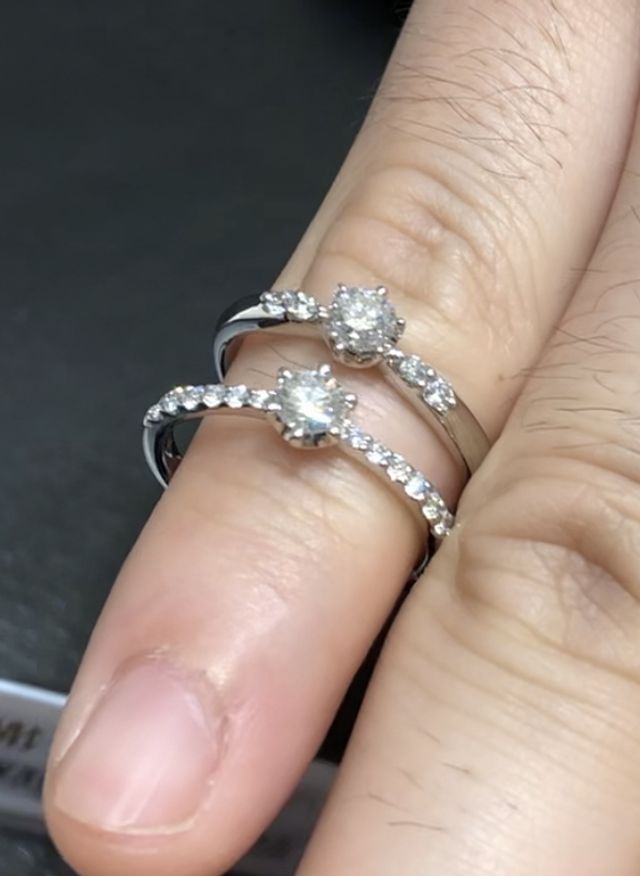 指先側に試着しているのが11EN19です