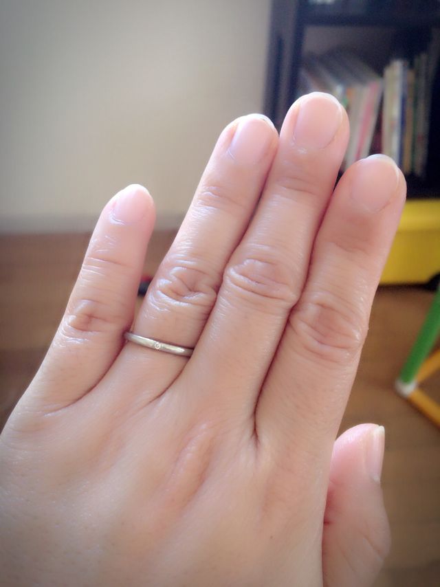 手が小さく指も短いので細くてシンプルなタイプを選びました