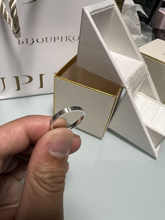 仕事中も着用する為、シンプルなデザインにしました。