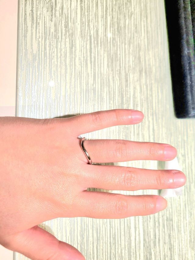 女性の手での撮影になります。