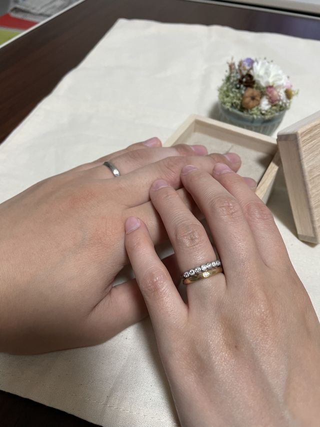 一粒ダイヤに抵抗があった私にピッタリの指輪でした。