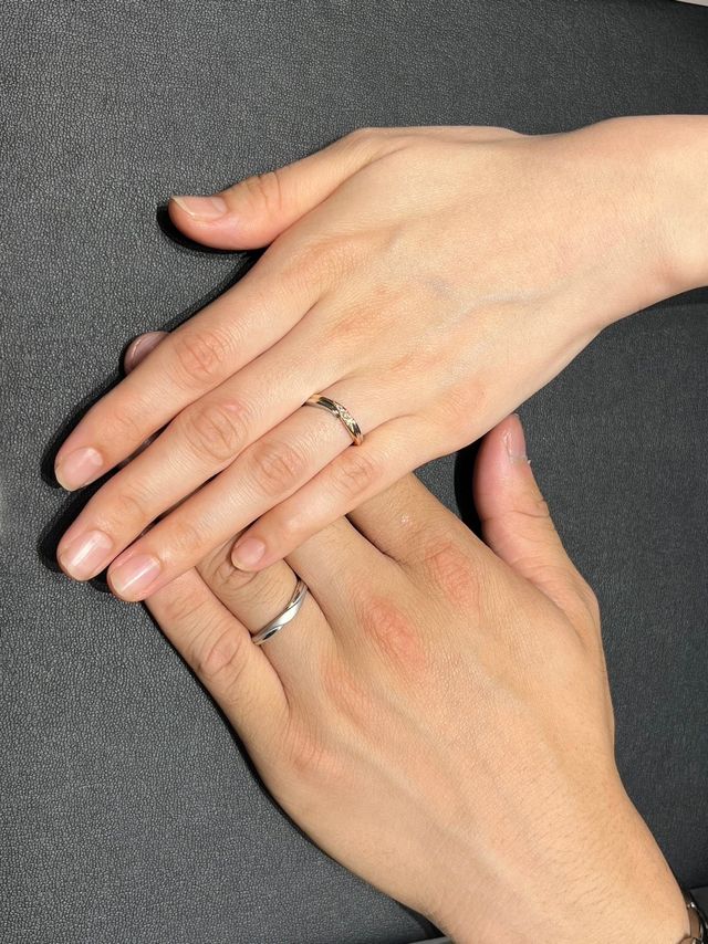 プラチナとピンクゴールドの綺麗なデザインです。