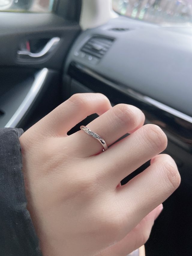 シンプルで、かつダイヤモンドが少し入ったデザインが可愛い