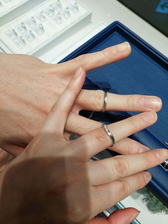 カーブがあり、指が綺麗に見えるデザインです。