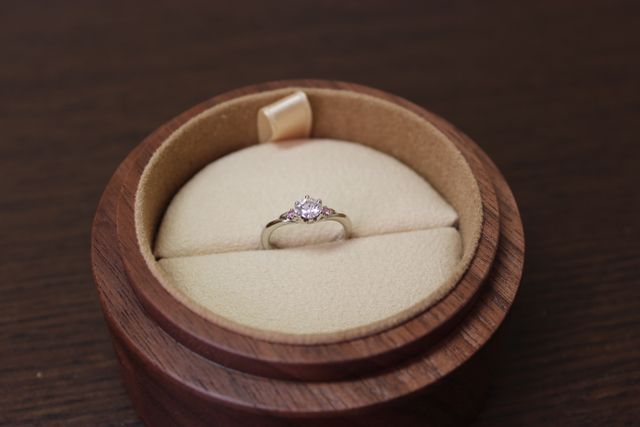 ダイヤモンドの両脇にピンクダイヤを付けました！