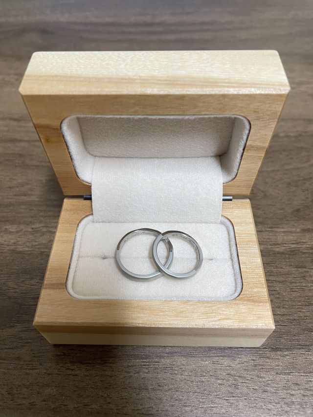 外側は梨地と鏡面の半分ずつのデザインにしました！