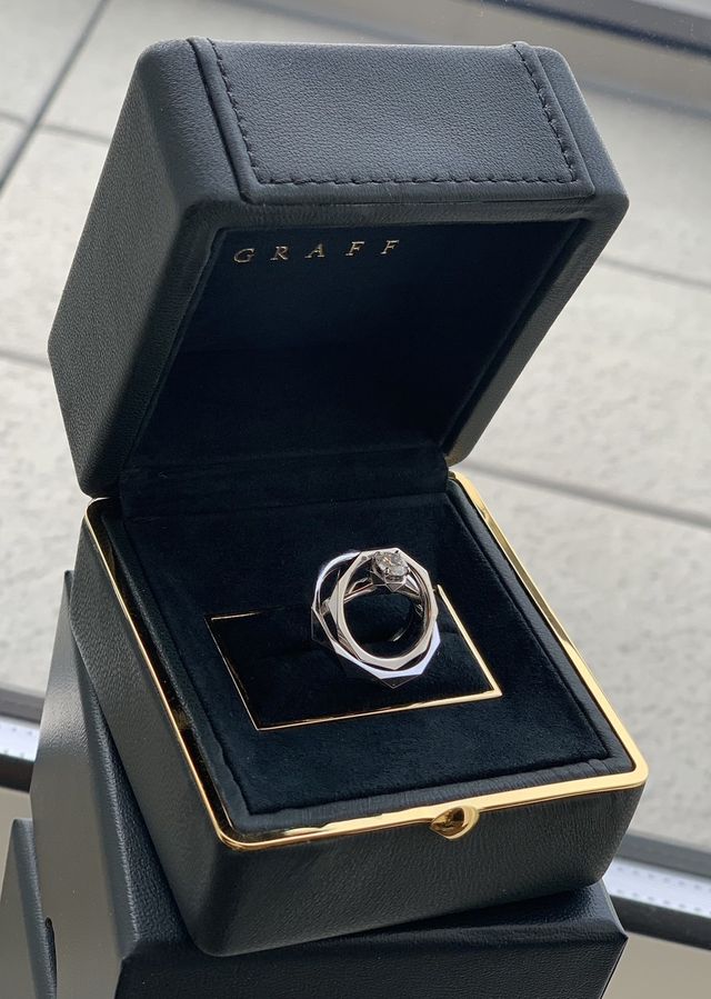 夫婦の指輪、婚約指輪3個まとめて撮影したものです。