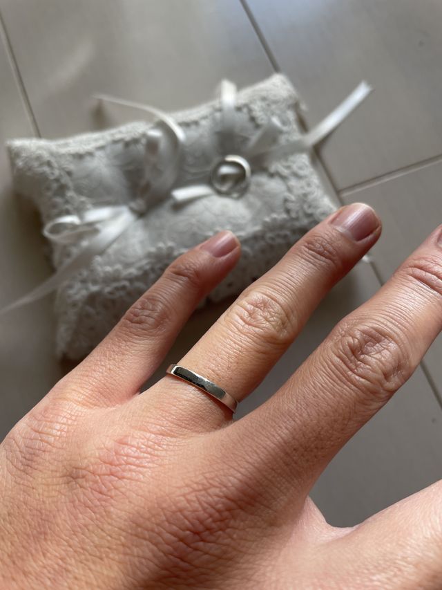 男性用の着用感
シンプルなプラチナのリングです