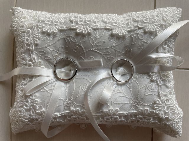 当時、購入特典でリングピロー付き
リビングボードに置いてます