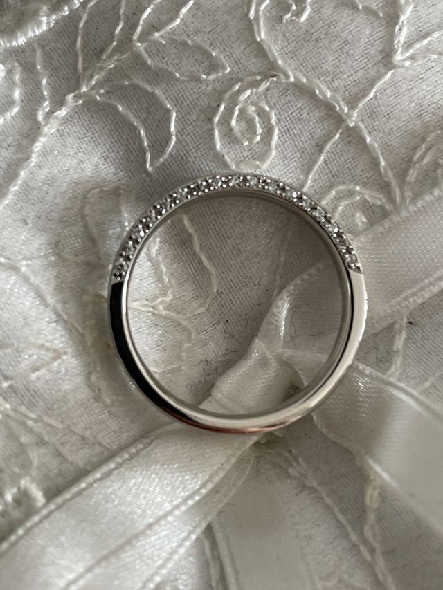 妻のリングはサイドにダイヤが散りばめられさり気ないオシャレ