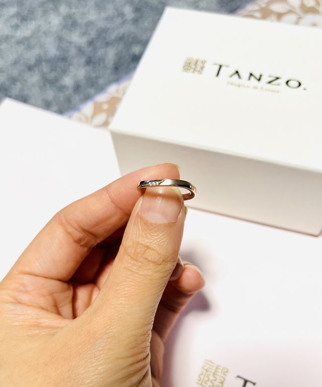 コーラルゴールドにダイヤモンド3粒