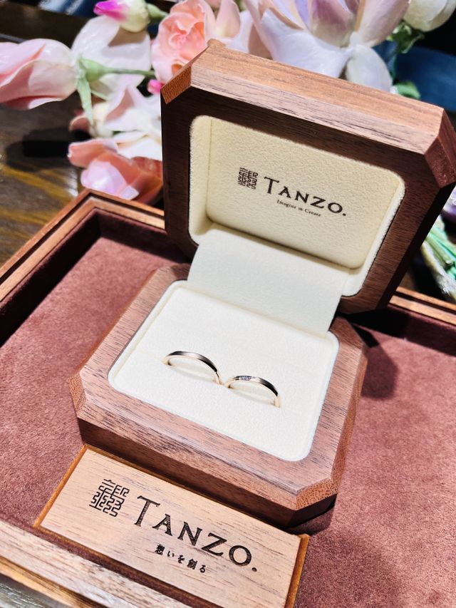 ウェーブにマット加工のデザイン