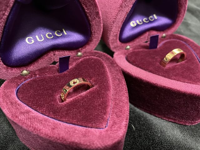 ゴールドで星型の穴があいている