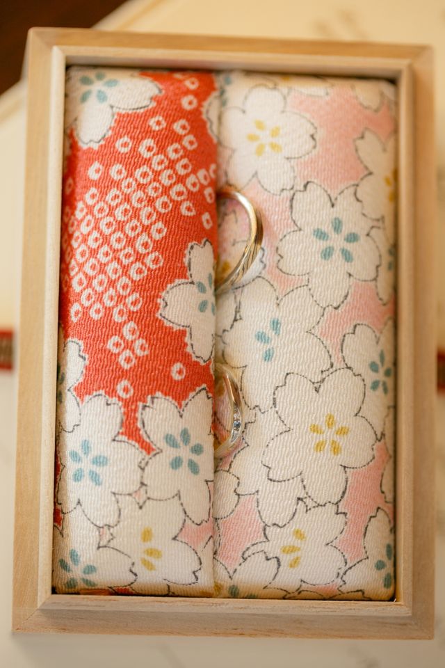 桐箱に入った結婚指輪
